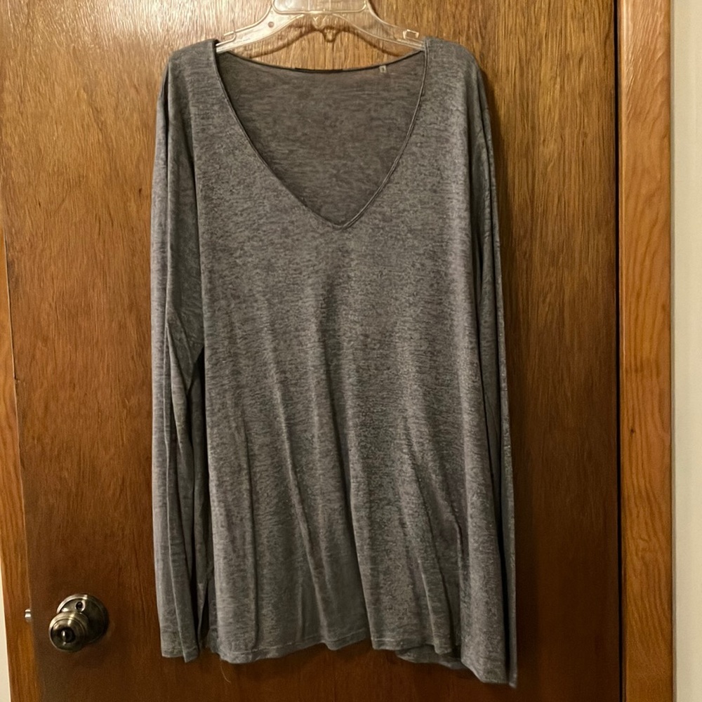 Long sleeved gray / silver top